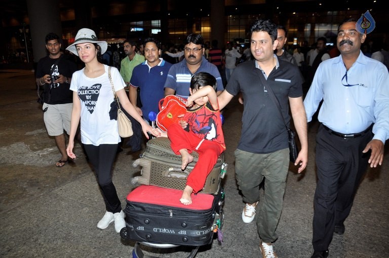 Celebrities at Mumbai Airport - 27 / 34 photos