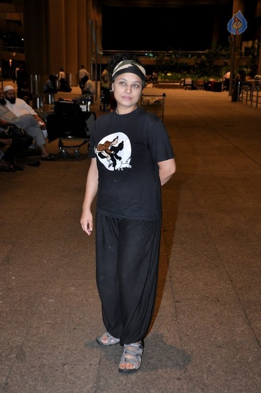 Celebrities at Mumbai Airport - 30 / 34 photos