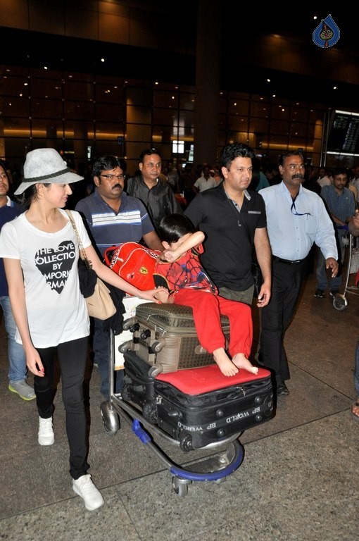 Celebrities at Mumbai Airport - 32 / 34 photos