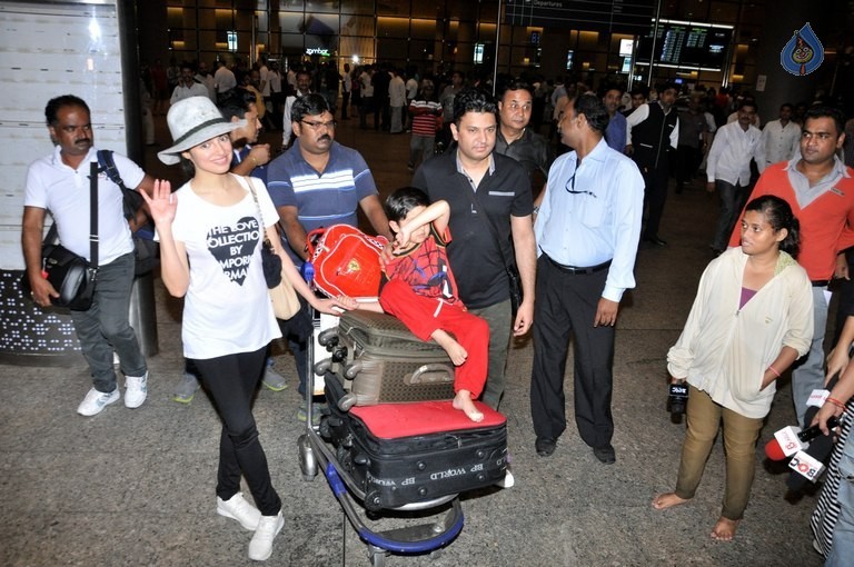 Celebrities at Mumbai Airport - 34 / 34 photos