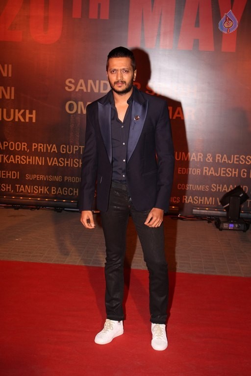 Celebrities at Red Carpet of Film Sarabjit - 38 / 77 photos