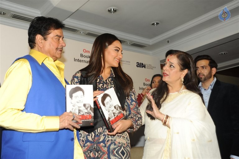 Celebrities at Shatrughan Sinha Biography Launch - 4 / 17 photos