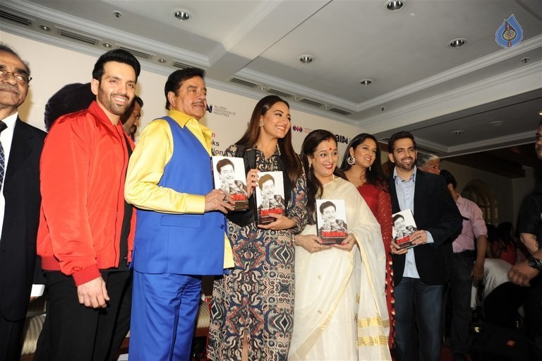 Celebrities at Shatrughan Sinha Biography Launch - 7 / 17 photos