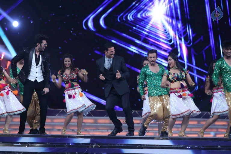 Celebrities Perform At Umang 2017 Show - Photo 78 Of 97