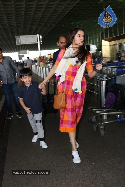 Celebrities Spotted at Airport - 2 / 21 photos