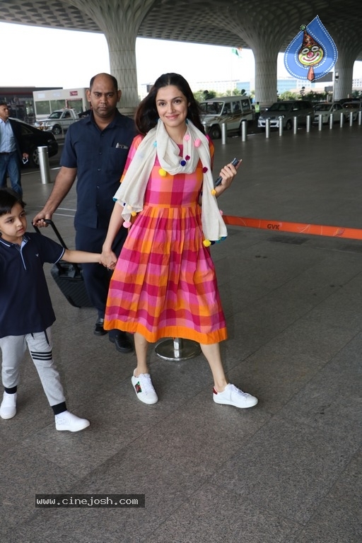 Celebrities Spotted at Airport - 4 / 21 photos