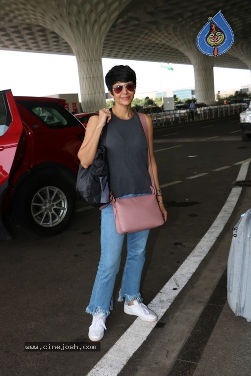 Celebrities Spotted at Airport - 5 / 21 photos