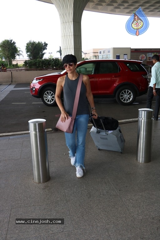 Celebrities Spotted at Airport - 9 / 21 photos