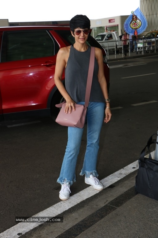 Celebrities Spotted at Airport - 13 / 21 photos