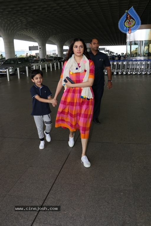 Celebrities Spotted at Airport - 16 / 21 photos