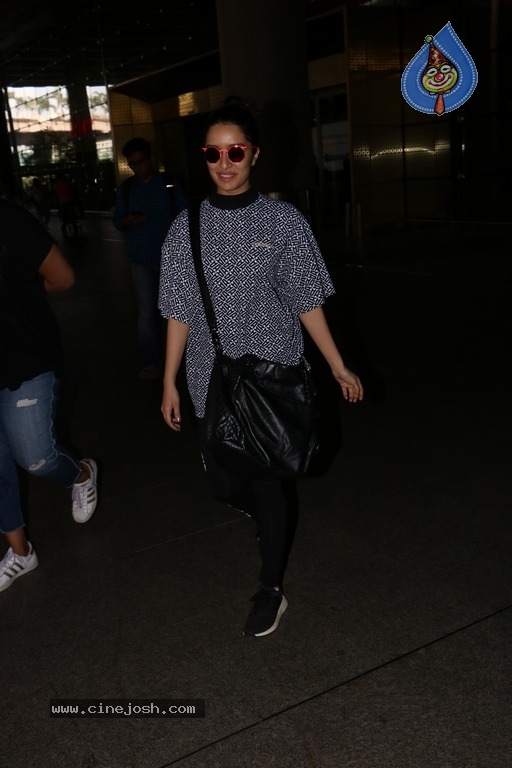 Celebrities Spotted at Airport Photos - 39 / 54 photos