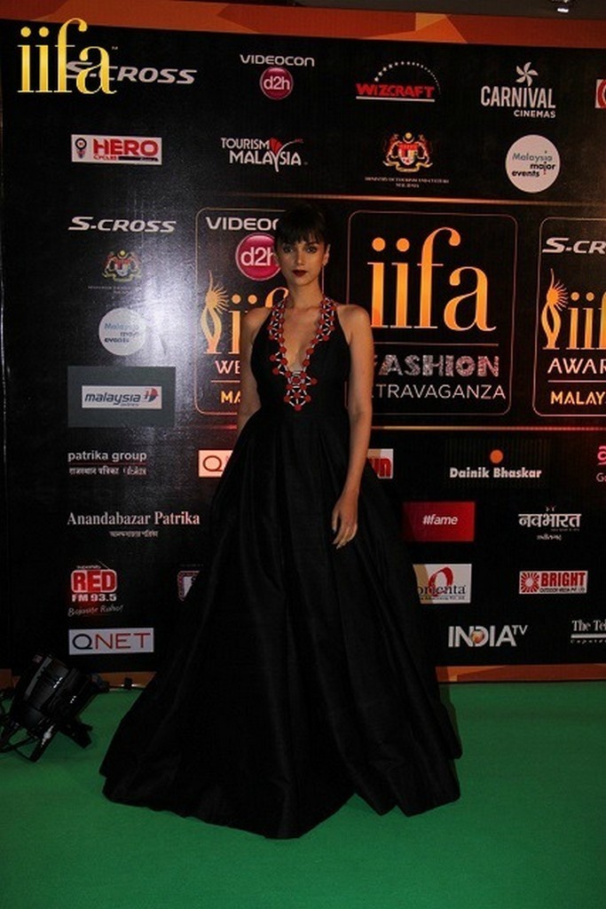 Celebs at IIFA Awards Green Carpet  - 20 / 64 photos