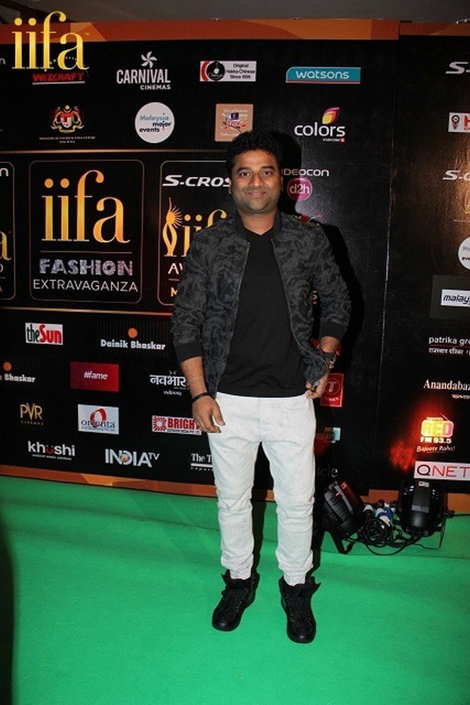 Celebs at IIFA Awards Green Carpet  - 23 / 64 photos