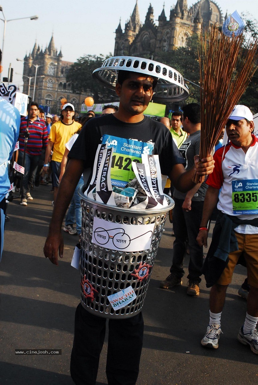 Celebs at Standard Chartered Mumbai Marathon 2015 - 46 / 60 photos