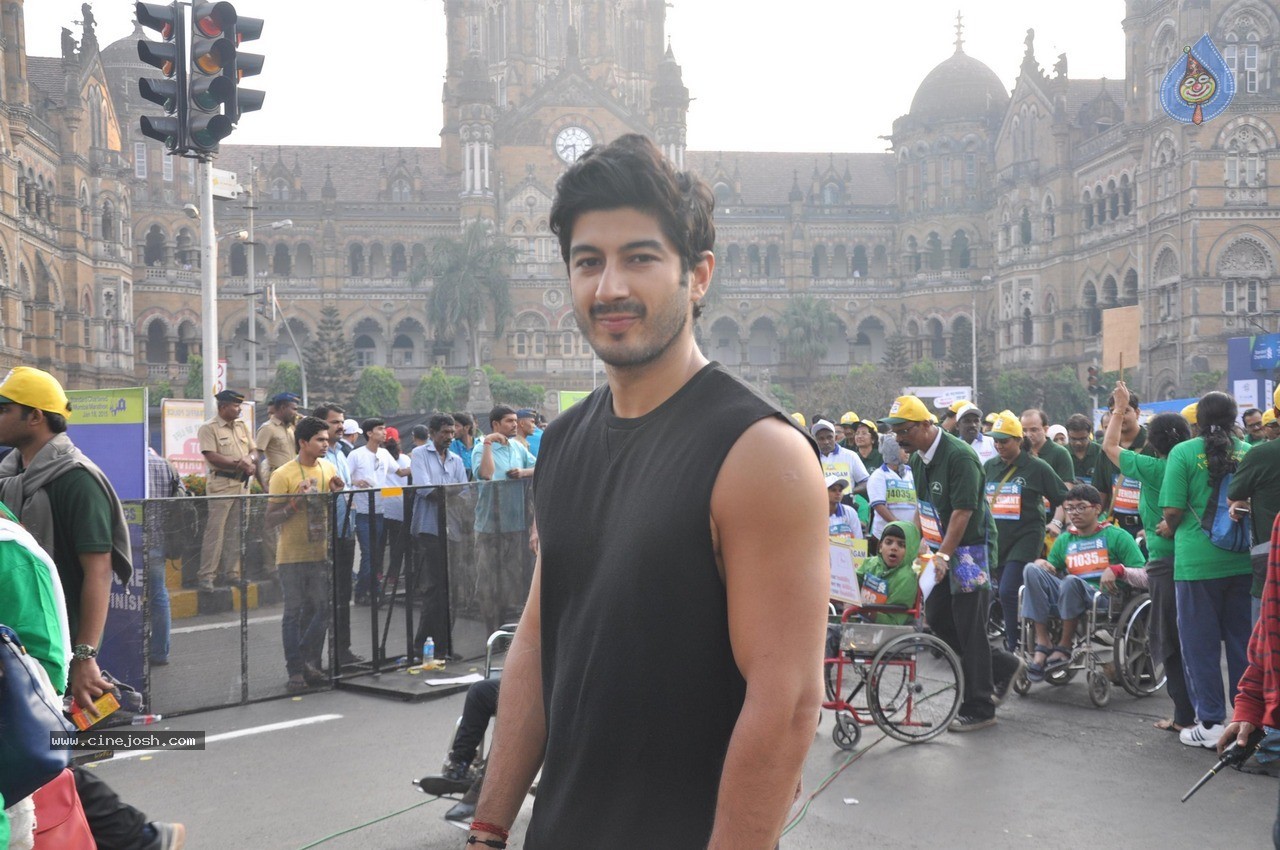 Celebs at Standard Chartered Mumbai Marathon 2015 - 57 / 60 photos