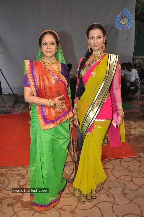 Celebs at Star Parivaar Awards 2013 - 12 / 161 photos