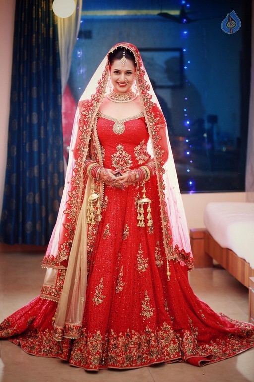 Divyanka and Vivek Wedding Photos - 7 / 14 photos