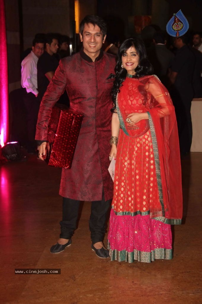 Genelia n Ritesh Reception Photos - 02 - 142 / 144 photos