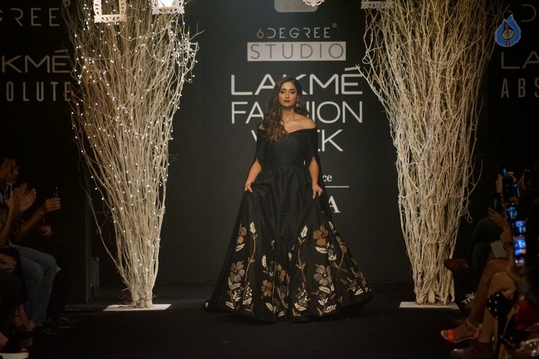 Ileana at LFW Winter Festive 2017 - 6 / 21 photos