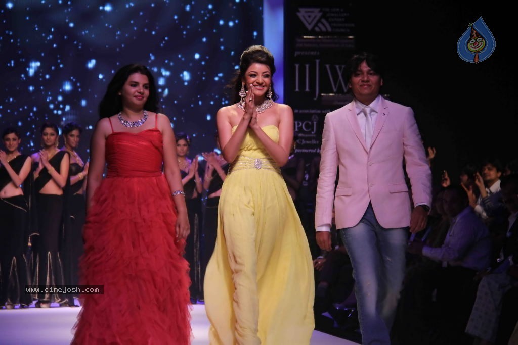 Kajal and Vasuki at IIJW Fashion Show - 3 / 25 photos