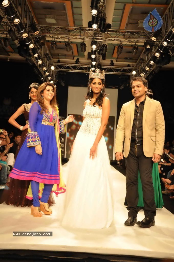 Kajal and Vasuki at IIJW Fashion Show - 5 / 25 photos