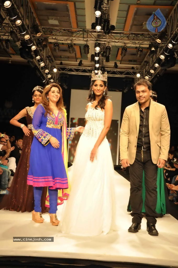 Kajal and Vasuki at IIJW Fashion Show - 11 / 25 photos