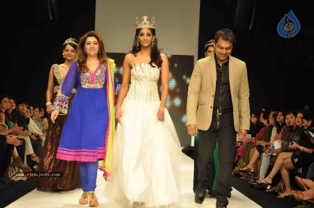 Kajal and Vasuki at IIJW Fashion Show - 13 / 25 photos