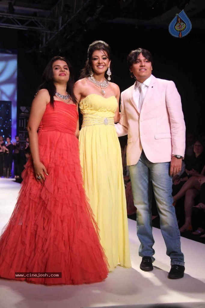 Kajal and Vasuki at IIJW Fashion Show - 14 / 25 photos
