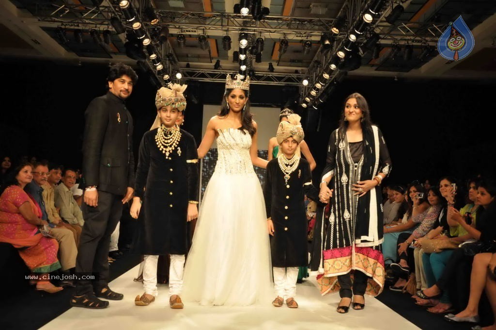 Kajal and Vasuki at IIJW Fashion Show - 16 / 25 photos