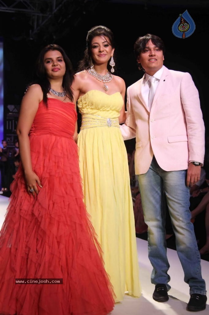 Kajal and Vasuki at IIJW Fashion Show - 24 / 25 photos