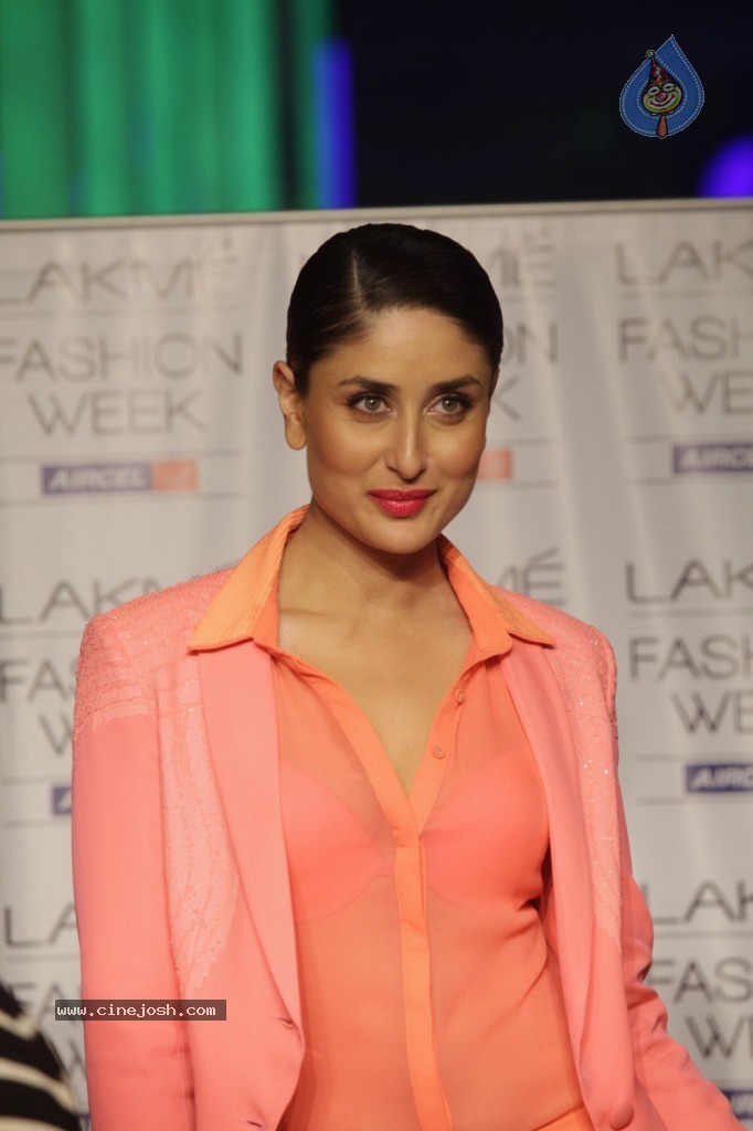 Kareena, Bipasha Walks the Ramp at LFW - 5 / 56 photos