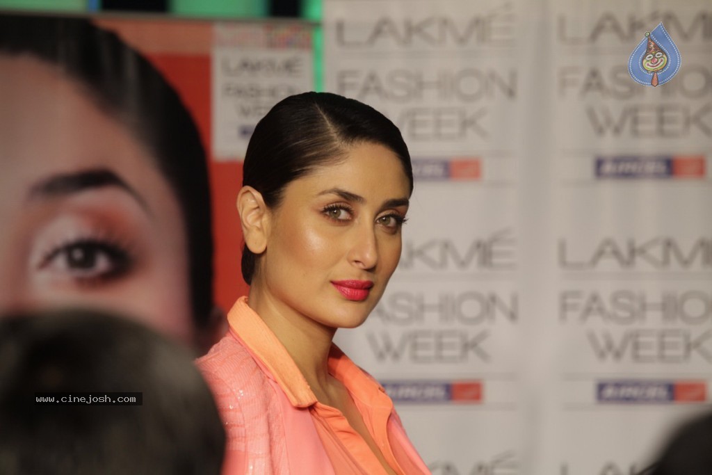 Kareena, Bipasha Walks the Ramp at LFW - 6 / 56 photos