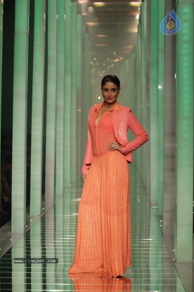 Kareena, Bipasha Walks the Ramp at LFW - 9 / 56 photos