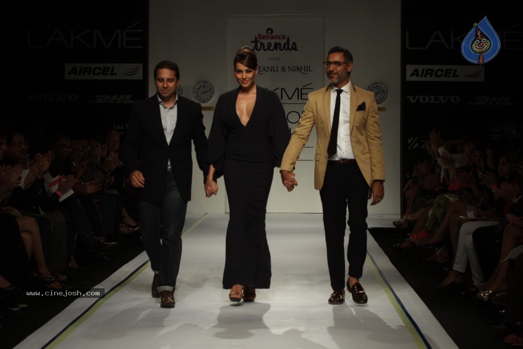 Kareena, Bipasha Walks the Ramp at LFW - 11 / 56 photos