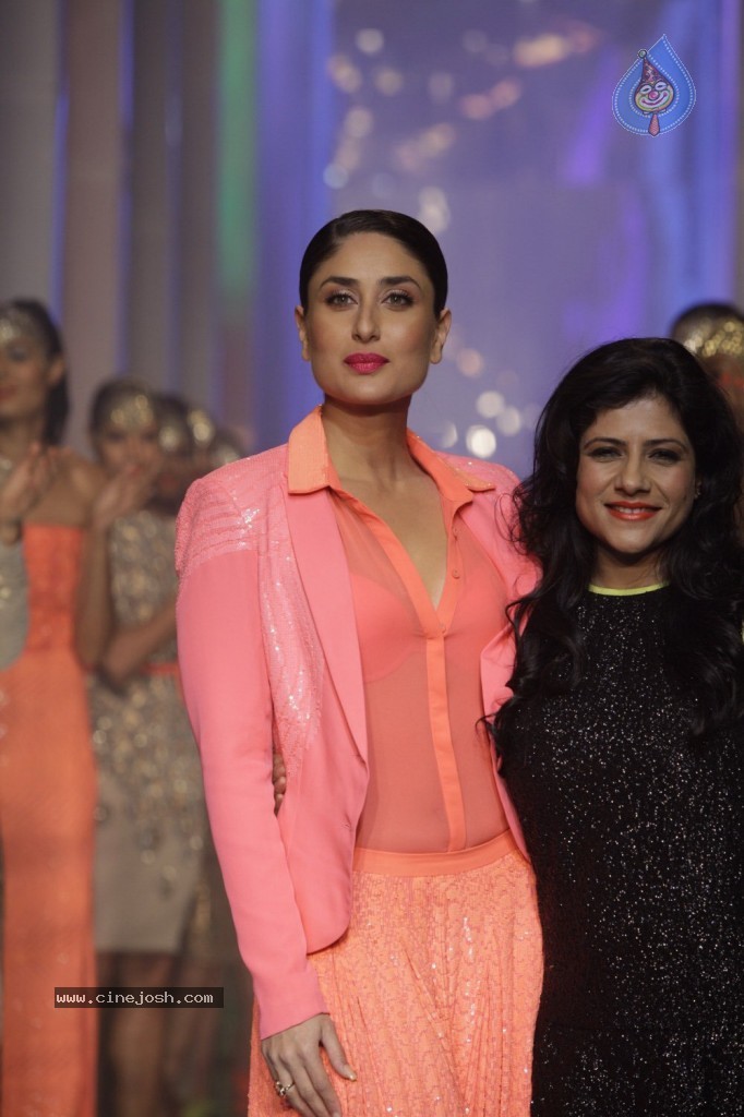 Kareena, Bipasha Walks the Ramp at LFW - 13 / 56 photos