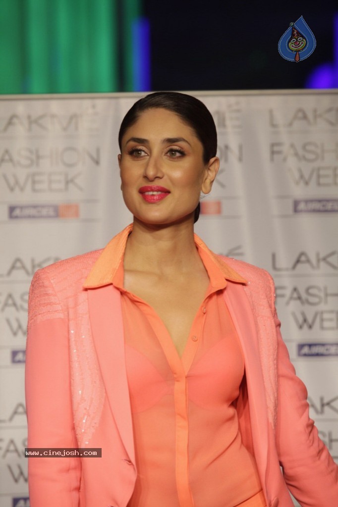 Kareena, Bipasha Walks the Ramp at LFW - 20 / 56 photos