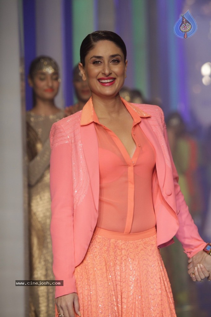 Kareena, Bipasha Walks the Ramp at LFW - 24 / 56 photos