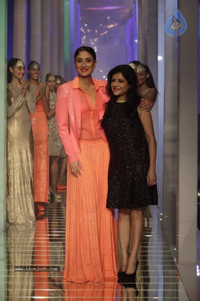 Kareena, Bipasha Walks the Ramp at LFW - 26 / 56 photos