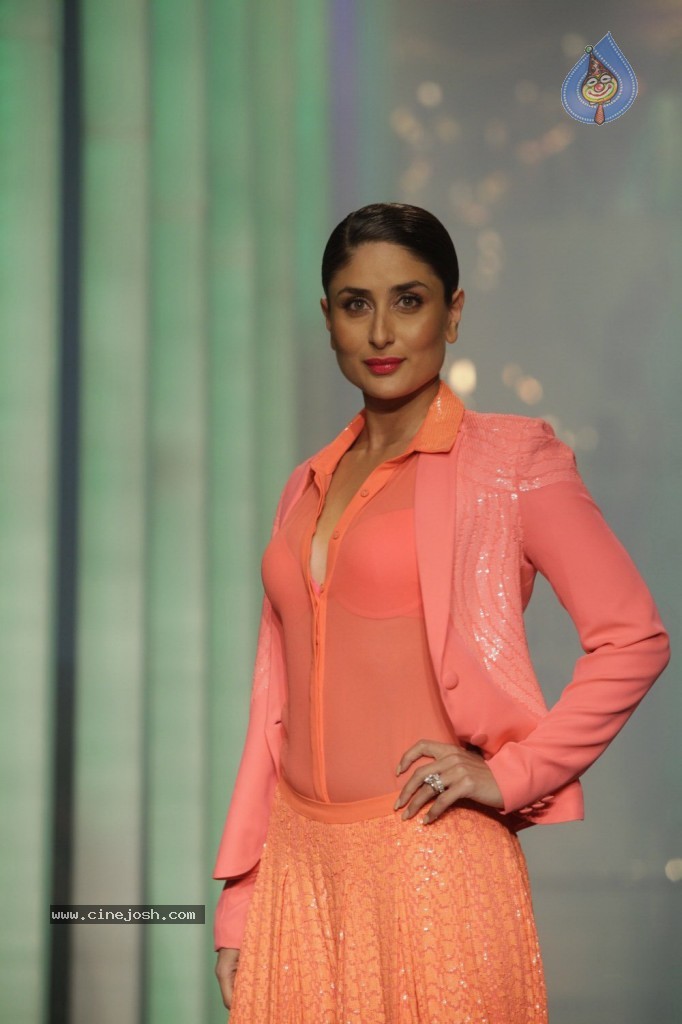 Kareena, Bipasha Walks the Ramp at LFW - 30 / 56 photos