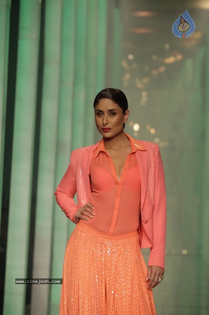 Kareena, Bipasha Walks the Ramp at LFW - 32 / 56 photos