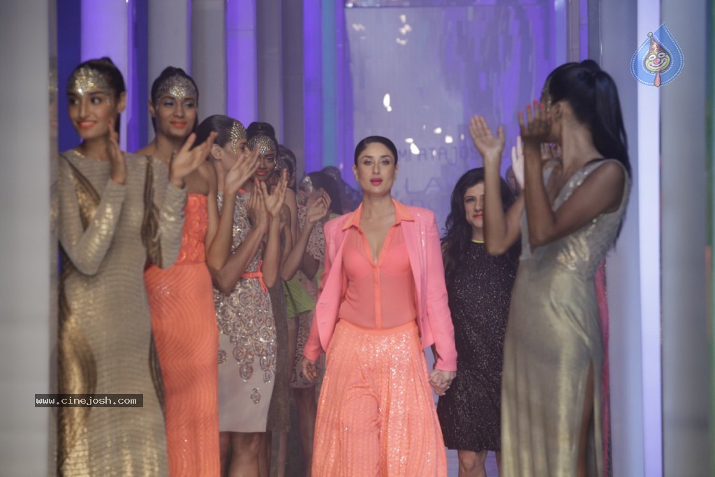 Kareena, Bipasha Walks the Ramp at LFW - 35 / 56 photos