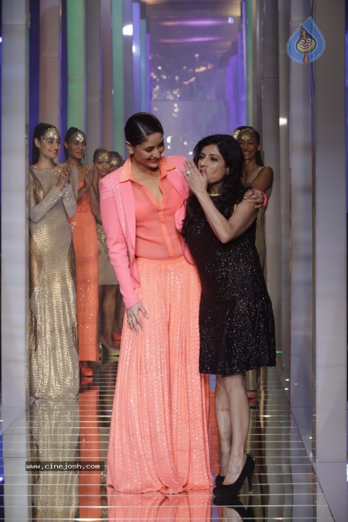 Kareena, Bipasha Walks the Ramp at LFW - 40 / 56 photos