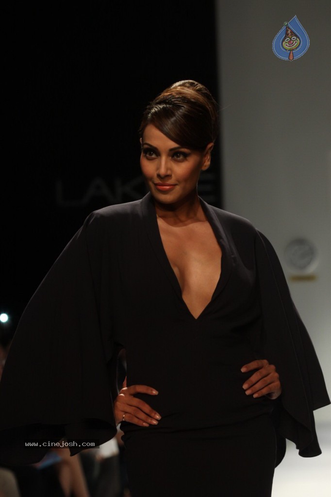 Kareena, Bipasha Walks the Ramp at LFW - 45 / 56 photos