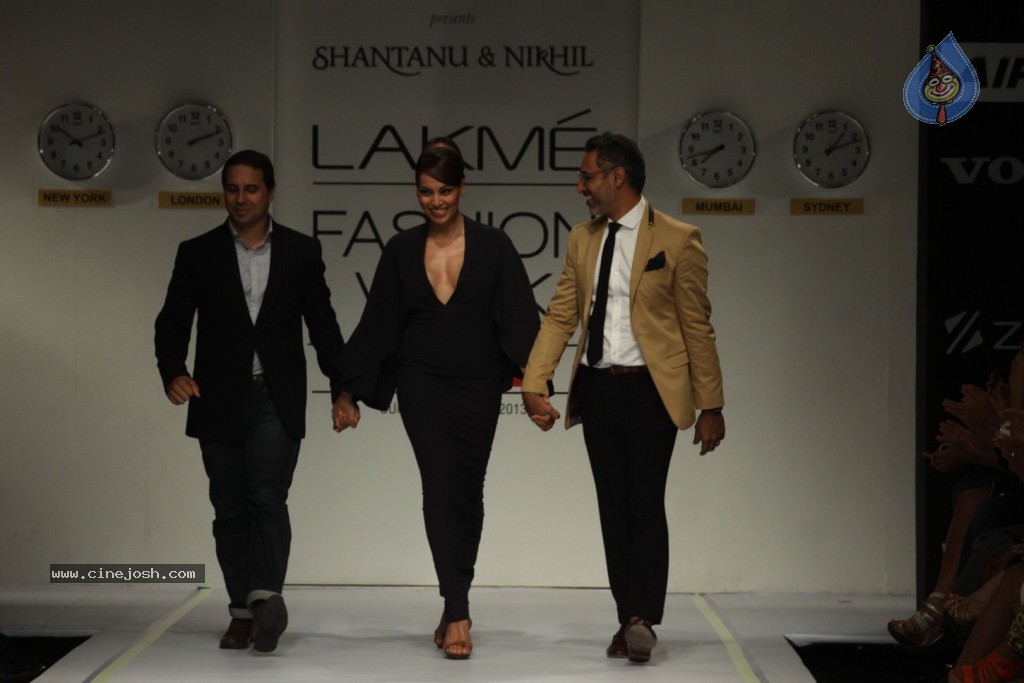 Kareena, Bipasha Walks the Ramp at LFW - 49 / 56 photos