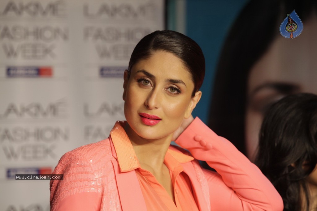 Kareena, Bipasha Walks the Ramp at LFW - 52 / 56 photos