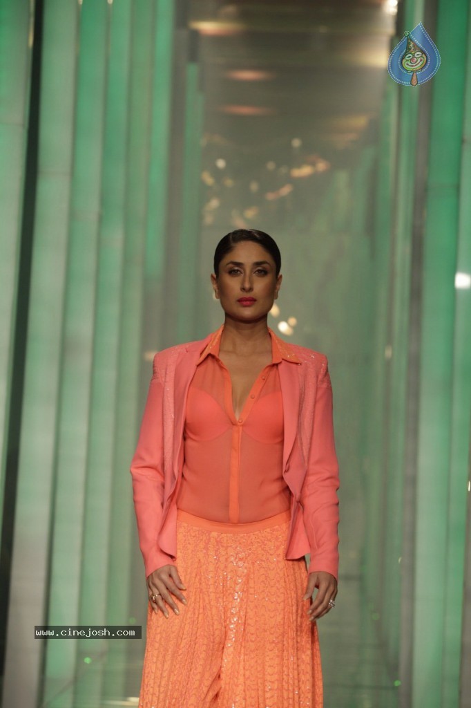 Kareena, Bipasha Walks the Ramp at LFW - 54 / 56 photos