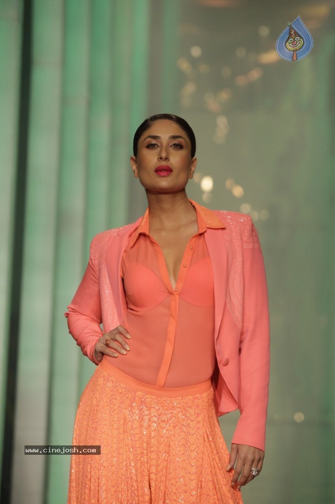 Kareena, Bipasha Walks the Ramp at LFW - 56 / 56 photos