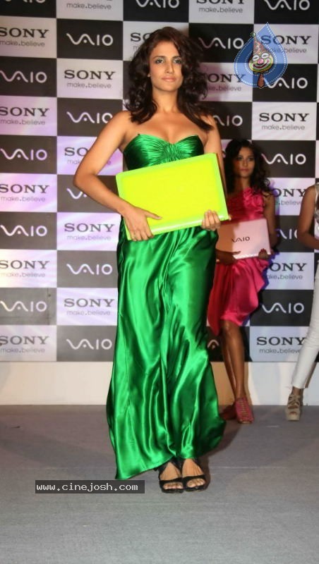 Kareena Kapoor at Sony Vaio Press Conference - 10 / 28 photos