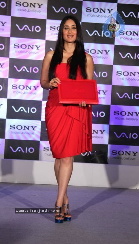 Kareena Kapoor at Sony Vaio Press Conference - 14 / 28 photos