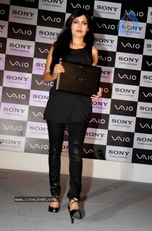 Kareena Kapoor at Sony Vaio Press Conference - 20 / 28 photos